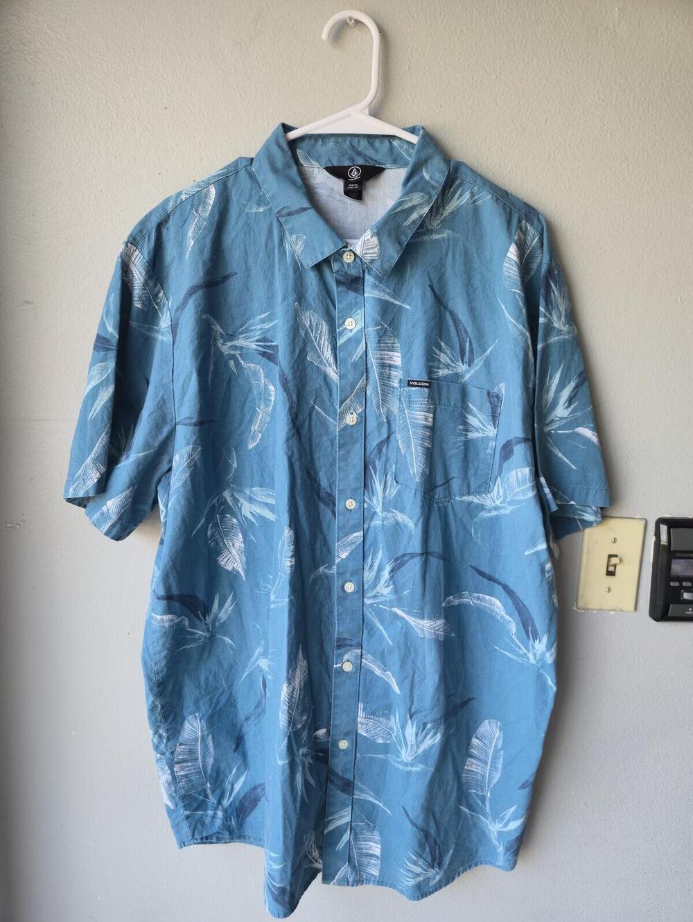 Volcom Men's XXL Short Sleeve Button-Up Shirt Blue with Feather Print